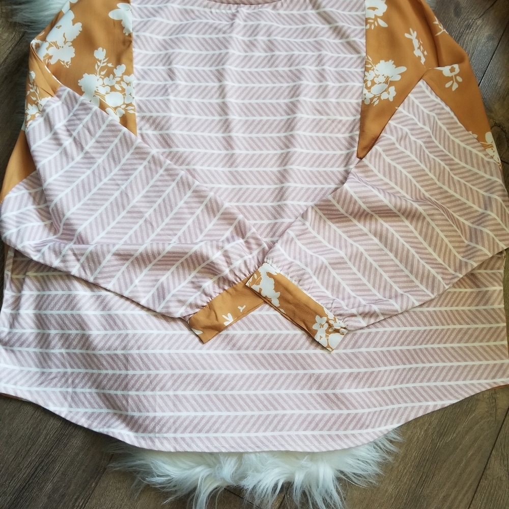 NWOT..CUTE TOP - Picture 3 of 6
